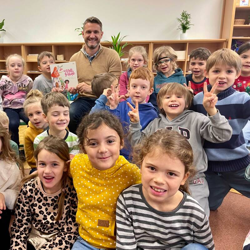 Bürgermeister Max Kofler mit den Klassen 1b und 1c